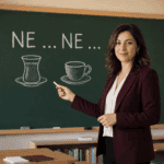 Ne ne bağlacını sınıfta anlatan kadın Türkçe öğretmeni