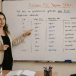 Fiilden fiil yapım eklerini örneklerle tahtada anlatan Türkçe öğretmeni