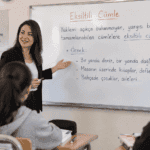 Eksiltili cümle nedir konusunu örneklerle sınıfta anlatan öğretmen görseli