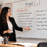 Virgülün kullanıldığı yerleri ve örnek cümleleri anlatan Türkçe ders görseli
